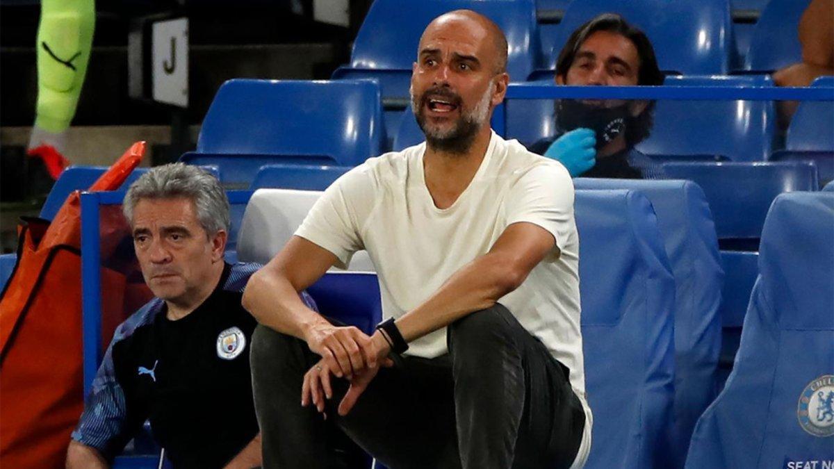 Guardiola, en el banquillo durante el partido contra el Chelsea