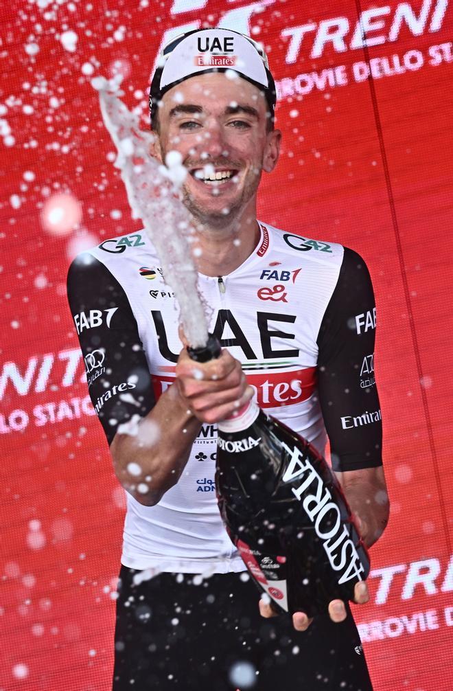 Bergamo (Italy), 21/05/2023.- US rider Brandon McNulty of Uae Team Emirates celebrates on the podium after winning the 15th stage of the 2023 Giro d’Italia cycling race over 195 km from Seregno to Bergamo, Italy, 21 May 2023. (Ciclismo, Italia) EFE/EPA/LUCA ZENNARO