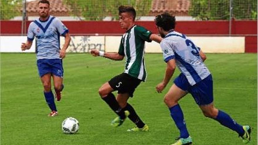 El juvenil Sergi Álamo, a la imatge davant l&#039;Europa, es va estrenar com a golejador a Tercera Divisió.