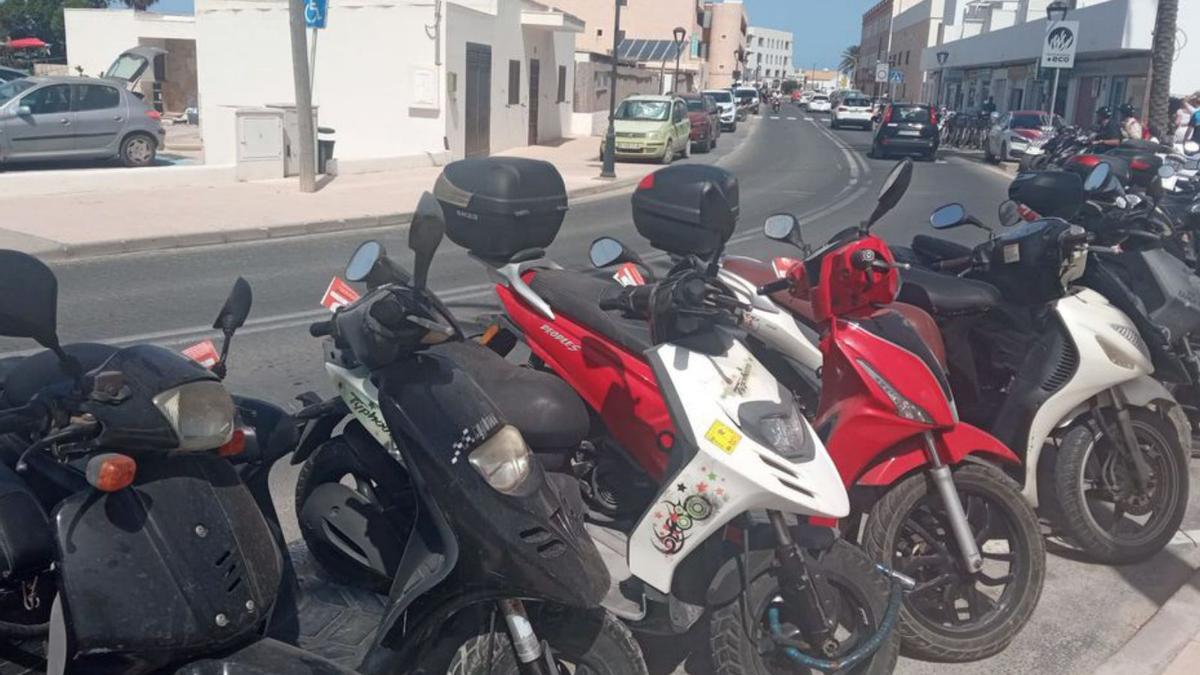 Motos estacionadas en la Savina.