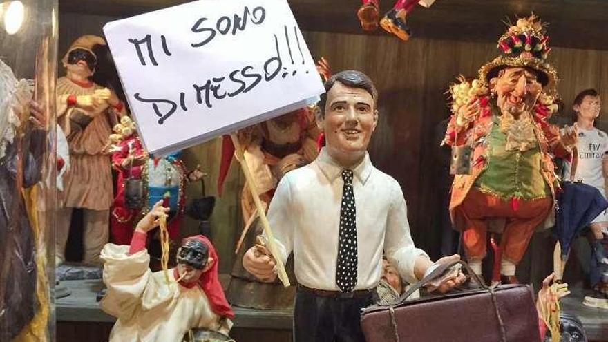 Figura navideña de Renzi con la nota &quot;¡Dimito!&quot;, en Nápoles. // Efe