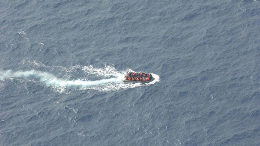 Una patera en alta mar.