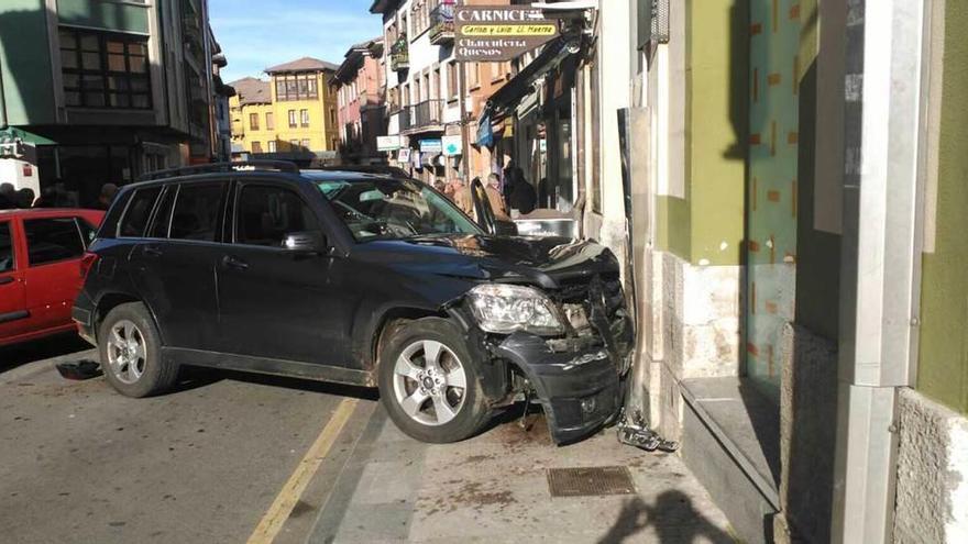 Herida al chocar contra dos coches y un edificio en Cangas de Onís