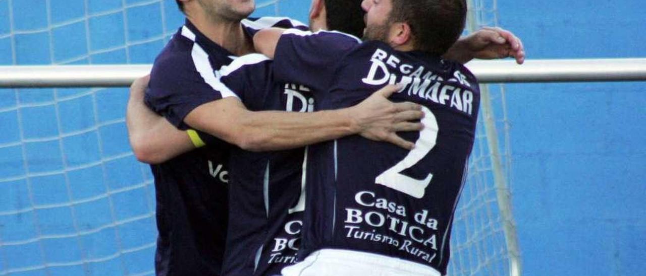 Fon y Jacobo celebran un tanto del capitán Colón durante esta temporada. // Bernabé