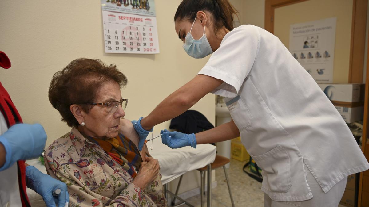 Una mujer recibe la cuarta dosis de la vacuna contra el COVID en Palencia.