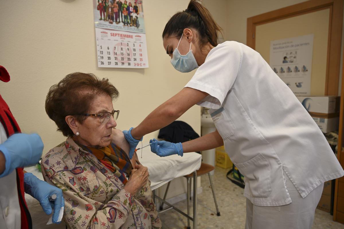 Una mujer recibe la cuarta dosis de la vacuna contra el COVID en Palencia.