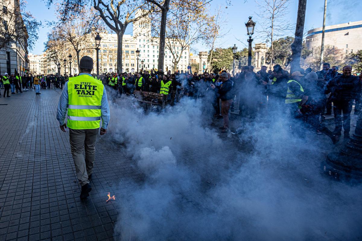 El sector del taxi, en huelga este miércoles en Barcelona, ha acordado “dar una tregua” al Govern hasta la celebración del Mobile World Congress