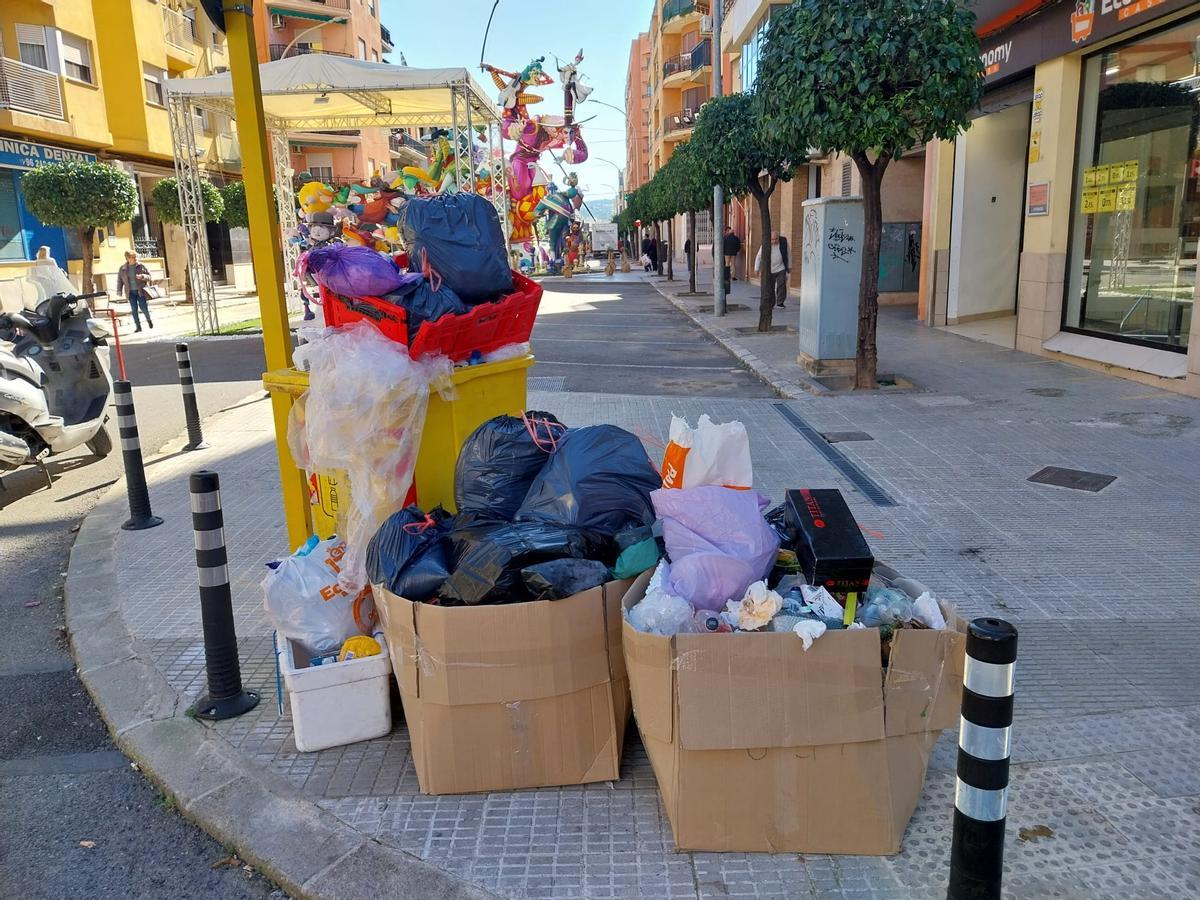 Basura acumulada en la avenida donde se planta la falla de Cánovas.