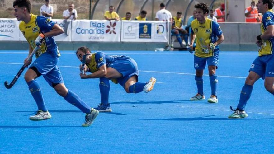 Gorka Neria ejecuta durante el partido del Taburiente ante el Terrassa un pase en largo