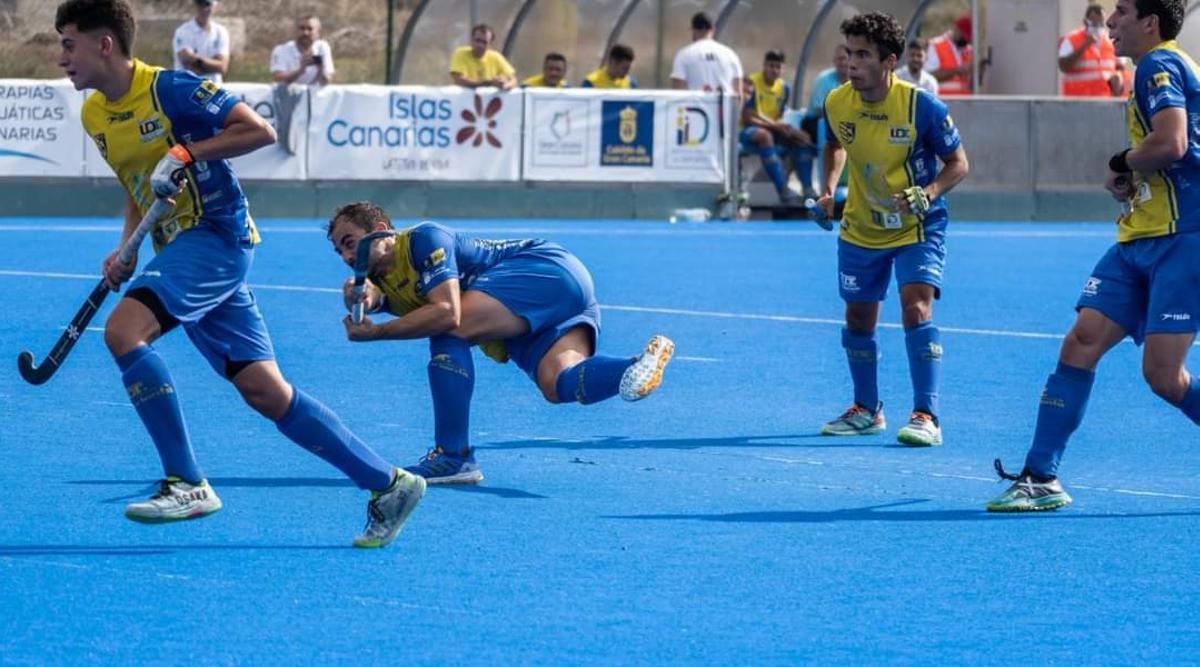 Gorka Neria ejecuta durante el partido del Taburiente ante el Terrassa un pase en largo