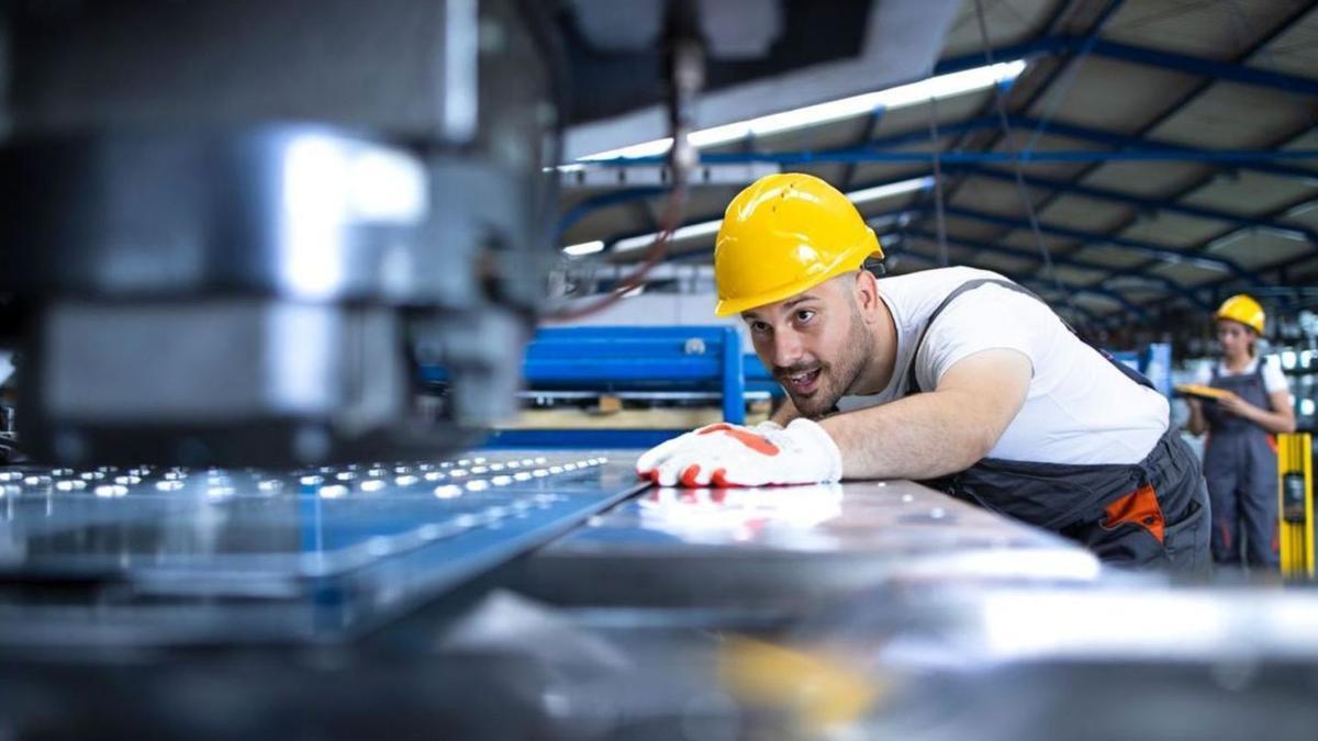 Activa tus posibilidades de empleo con la Formación Profesional Industrial.  | ELENA Y ANDREA