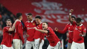 Los jugadores del United celebran el pase a la final de la FA Cup tras eliminar al Brighton en la tanda de penaltis.