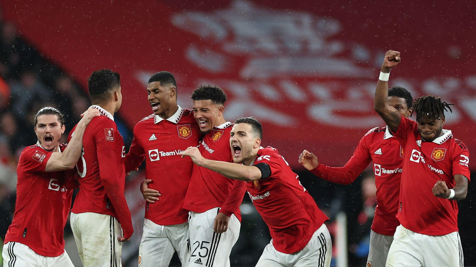 Los jugadores del United celebran el pase a la final de la FA Cup tras eliminar al Brighton en la tanda de penaltis.