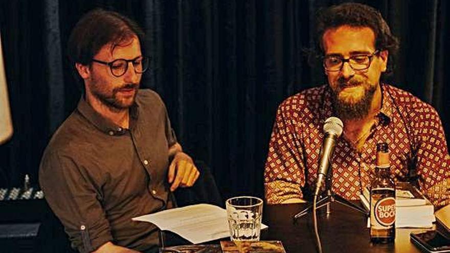 Miguel Filipe Mochila y Sergio García en la presentación de la antología en Lisboa.