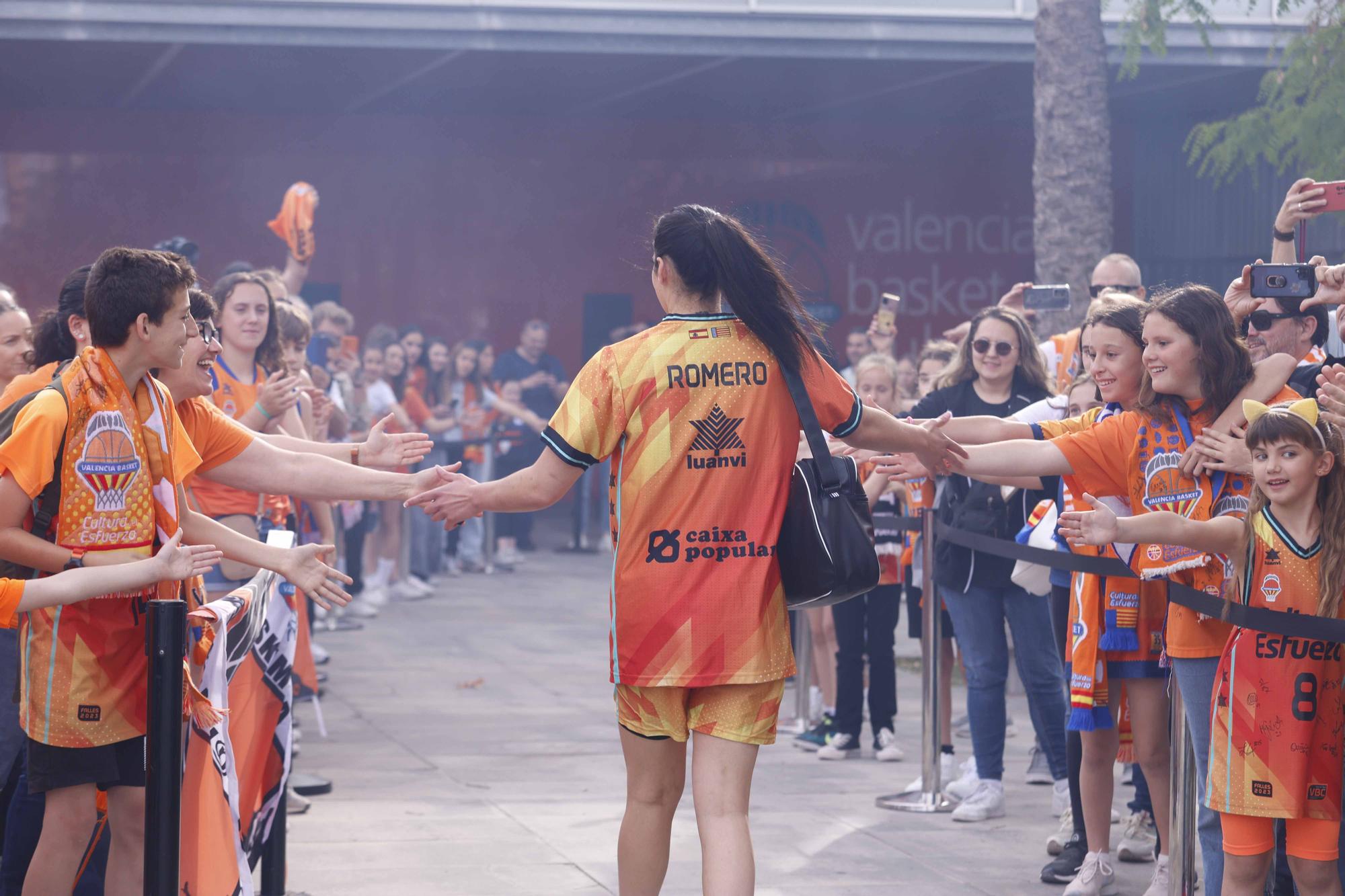 Así fue el recibimiento de los aficionados de Valencia Basket  antes de enfrentarse al  Perfumerías