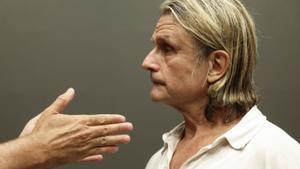 El compositor y productor teatral español Nacho Cano ofrece una rueda de prensa tras quedar en libertad provisional este martes después de declarar ante la Policía por la supuesta contratación ilegal de inmigrantes para el espectáculo musical Malinche, que se representa en Madrid. EFE/Mariscal
