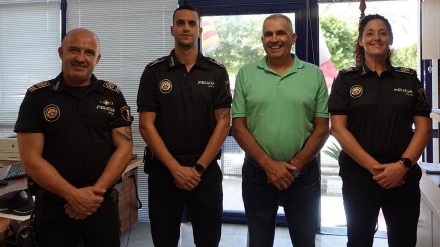 Nuevos agentes en San Fulgencio junto al alcalde y el comisario.  | INFORMACIÓN