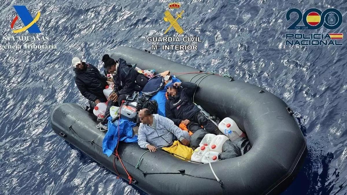 Detenidos los tripulantes de una narcolancha con 50 kg de cocaína cerca de Canarias: uno de ellos es gallego