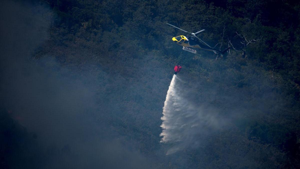 Un helicóptero extinguiendo un incendio en una imagen de archivo.