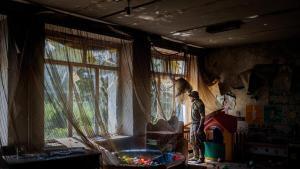Un soldado ucraniano del batallón Ares, de la 129.ª Brigada de Defensa Territorial, mira por la ventana de una guardería en el frente sur. Región de Donetsk, Ucrania, 2 de agosto de 2023.