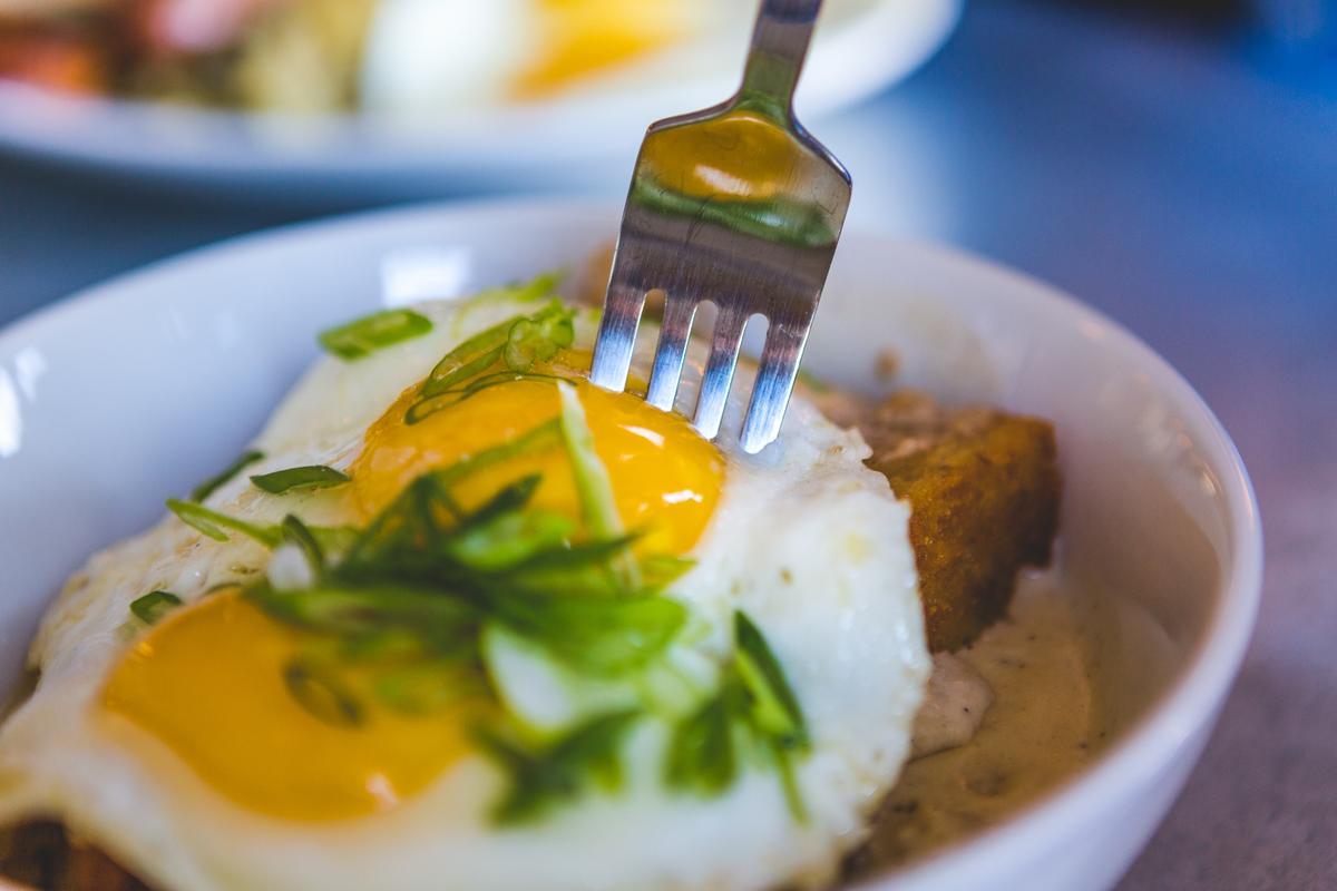 Un plato de huevos fritos