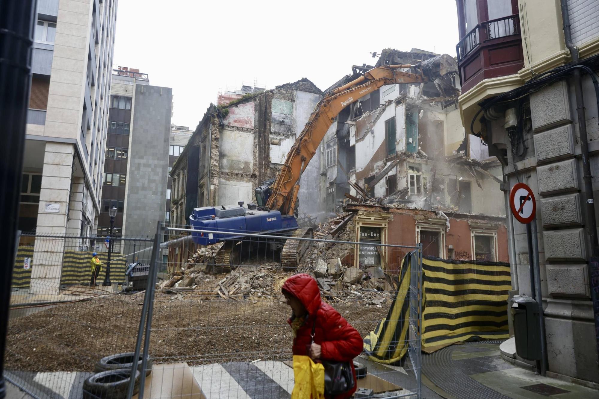Así fue el derribo del histórico edificio de El Jazmín en Gijón (en imágenes)