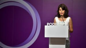La portavoz de Podemos, Isa Serra, durante una rueda de prensa este lunes