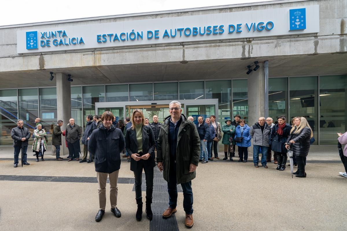 La delegada de la Xunta, Marta Fernández Tapias, delante de la estación de autobuses de Urzáiz