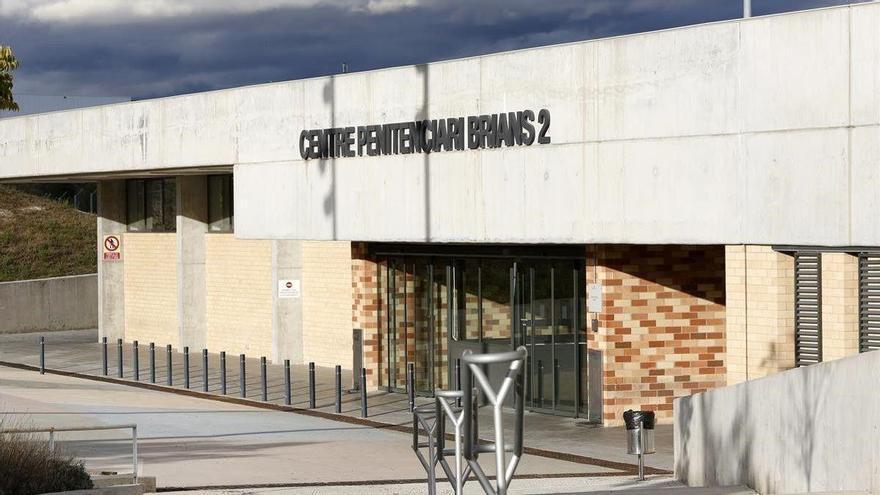 Dues cel·les incendiades alhora i un cas de vexació sexual a una funcionària en un sol dia a Brians 2