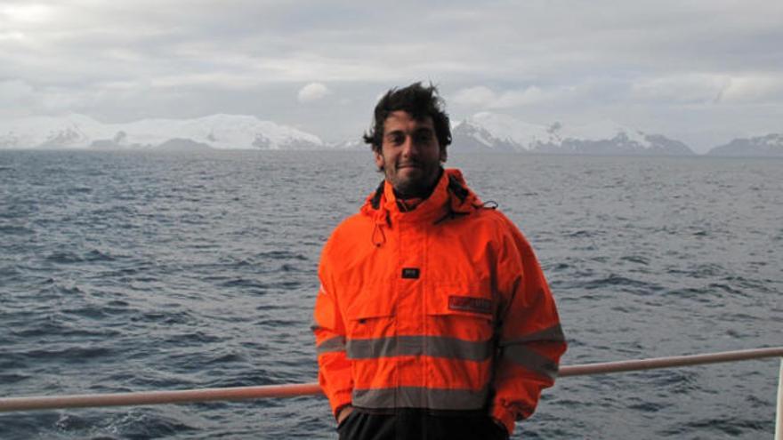 Andrés Giráldez posa con la costa de la Antártida a su espalda.