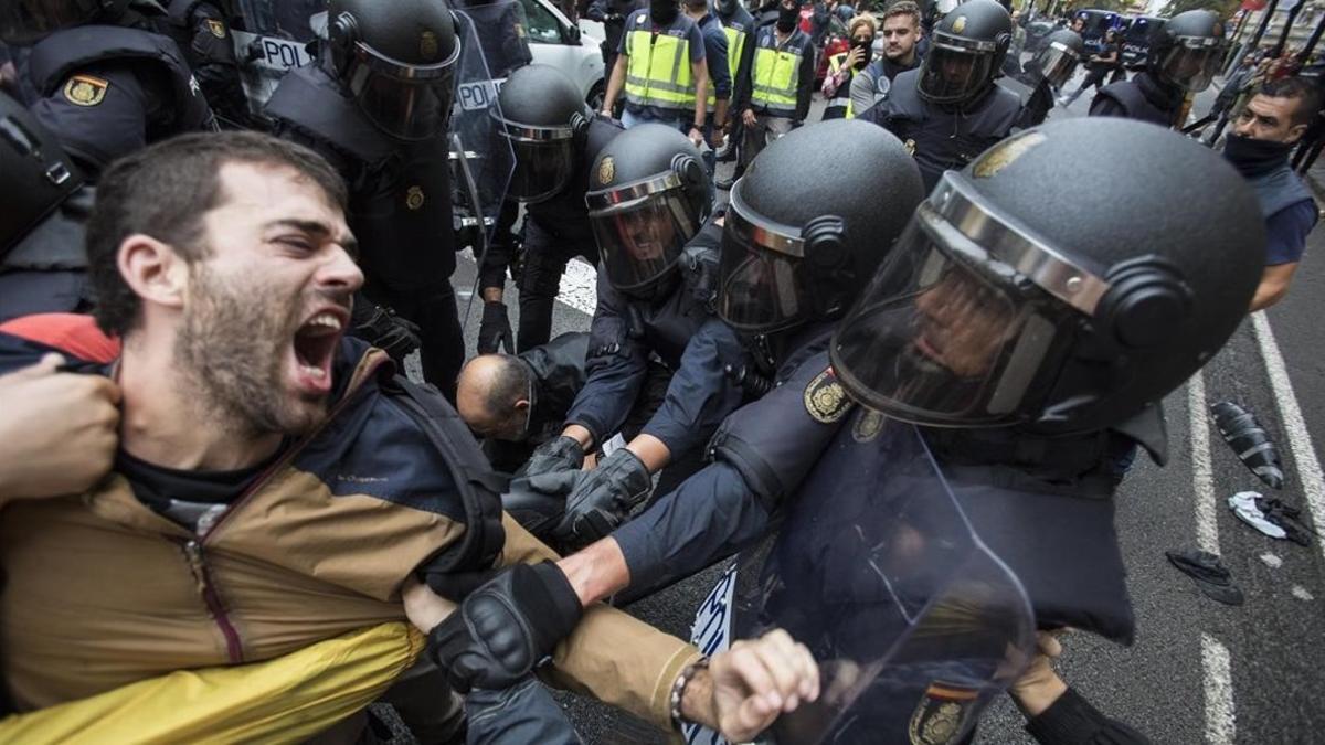 La policia nacional ha intentado desalojar a las personas concentradas en las puertas del colegio electoral Ramon Llull de Barcelona.