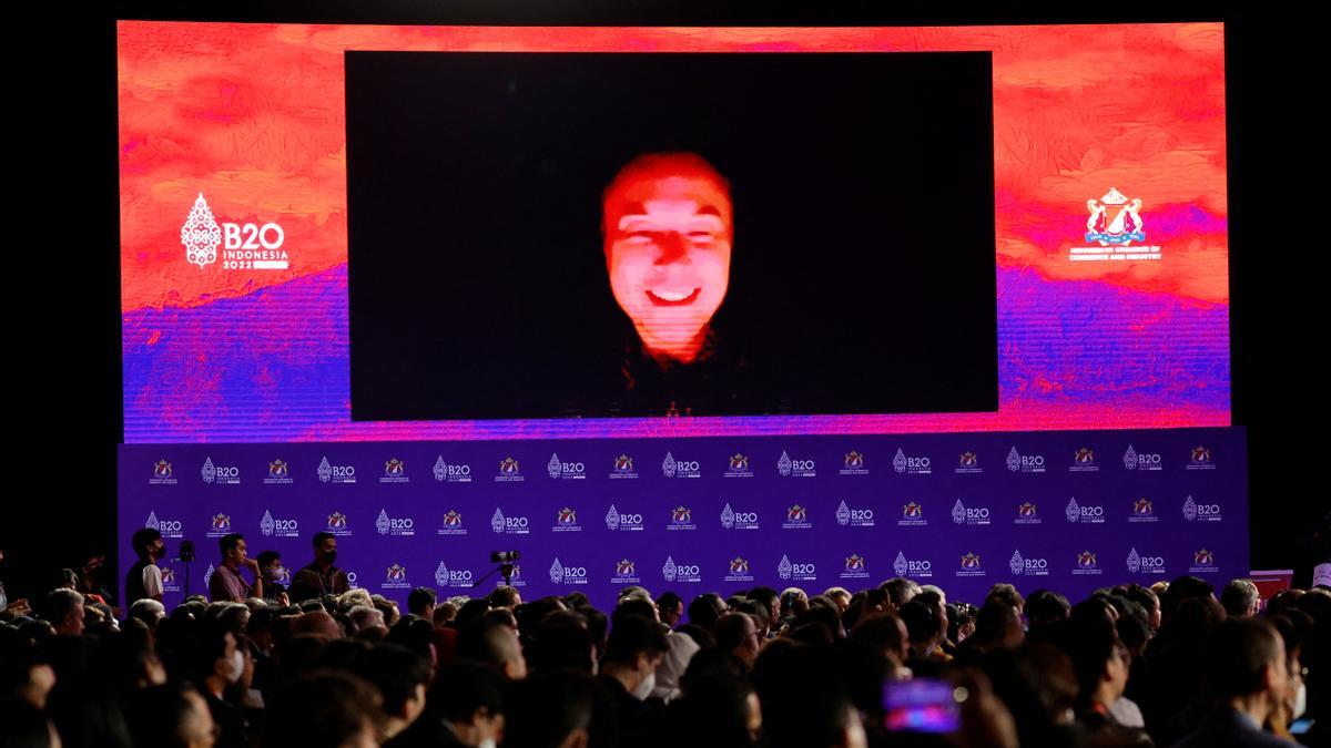Elon Musk se dirige a su audiencia del G20 a través de una pantalla de videoconferencia.