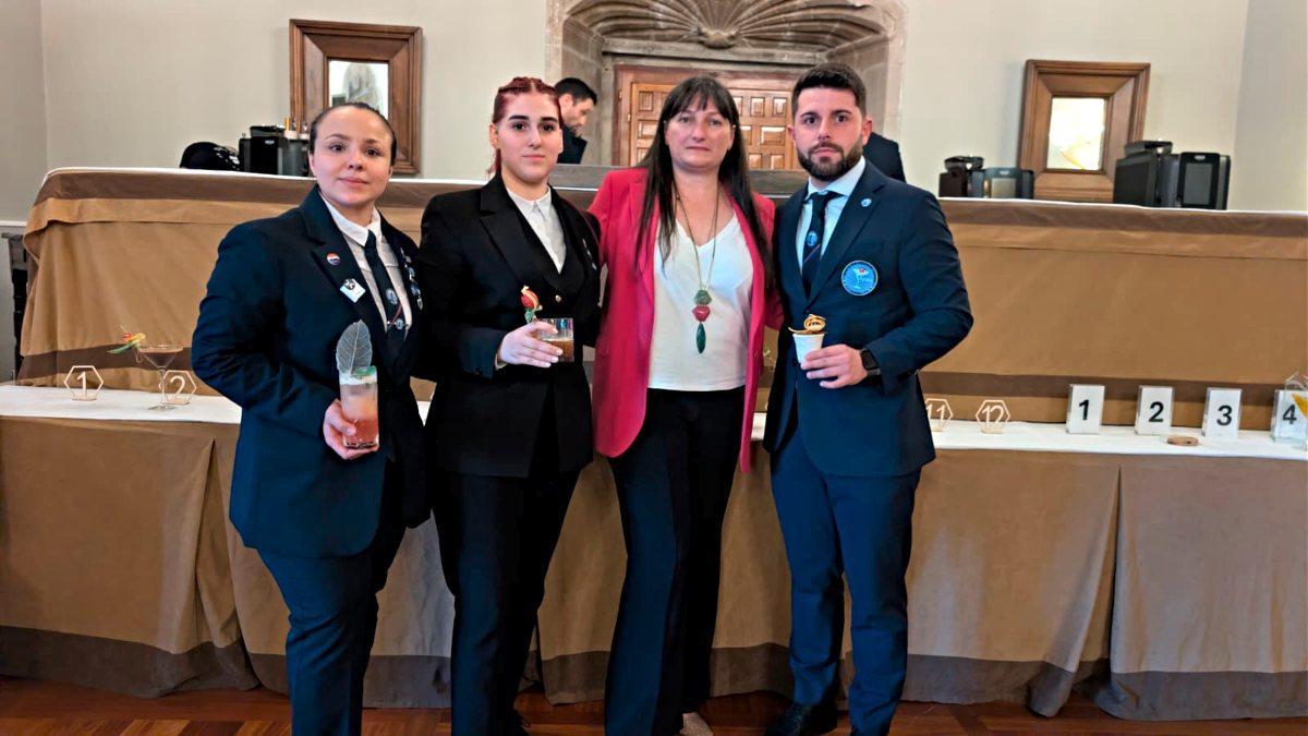 Desde la izquierda: Sonia García, Aroa Reguera, Sonia Otero y Gabriel Vilar, en el Hostal dos Reis Católicos (Santiago).