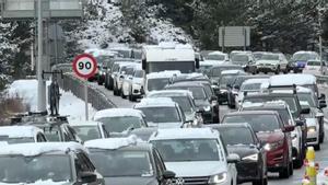 Retenciones en la AP-7 y carreteras de montaña durante la operación retorno del puente
