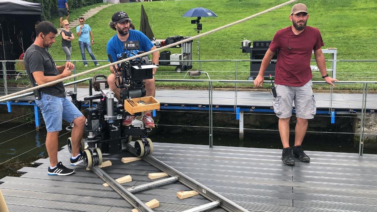 Un operador durante el rodaje de una película en las Islas.