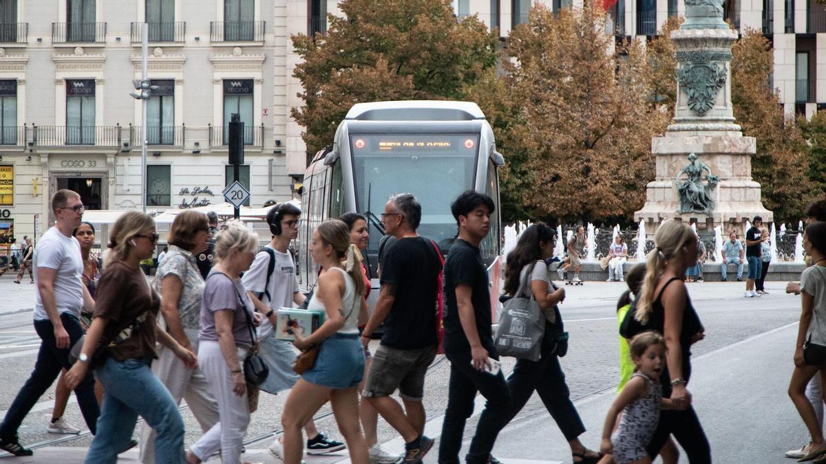 Gente paseando por el centro de Zaragoza