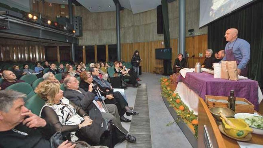 Tomeu Arbona, en plena elaboración de sus platos.