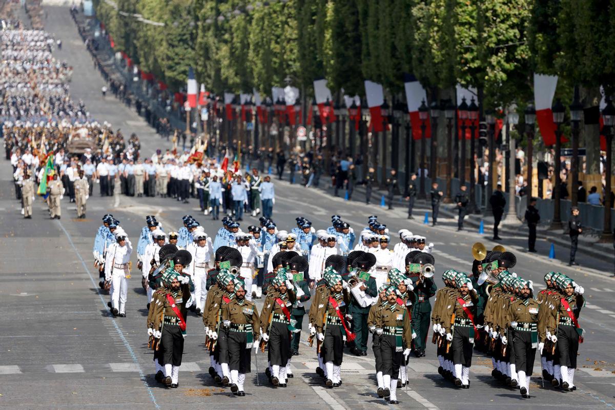 París celebra por todo alto el aniversario de la toma de la Bastilla.