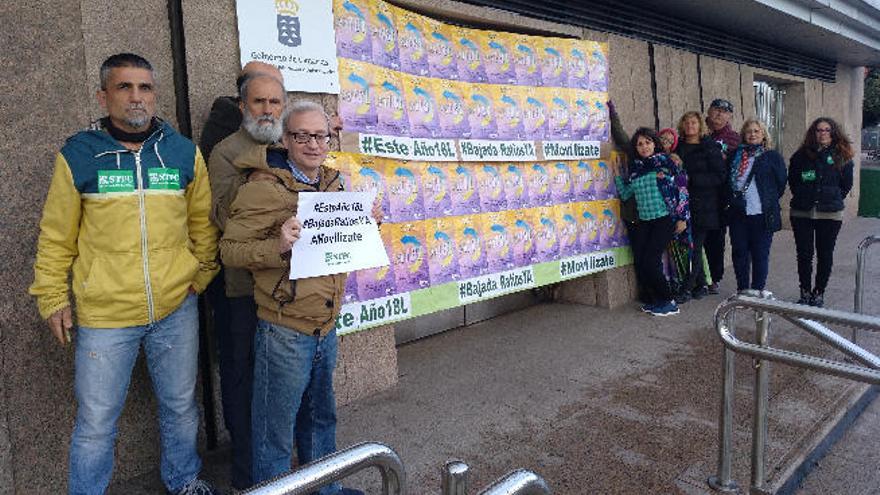 Representantes sindicales, durante el precinto de la sede administrativa en la capital grancanaria.