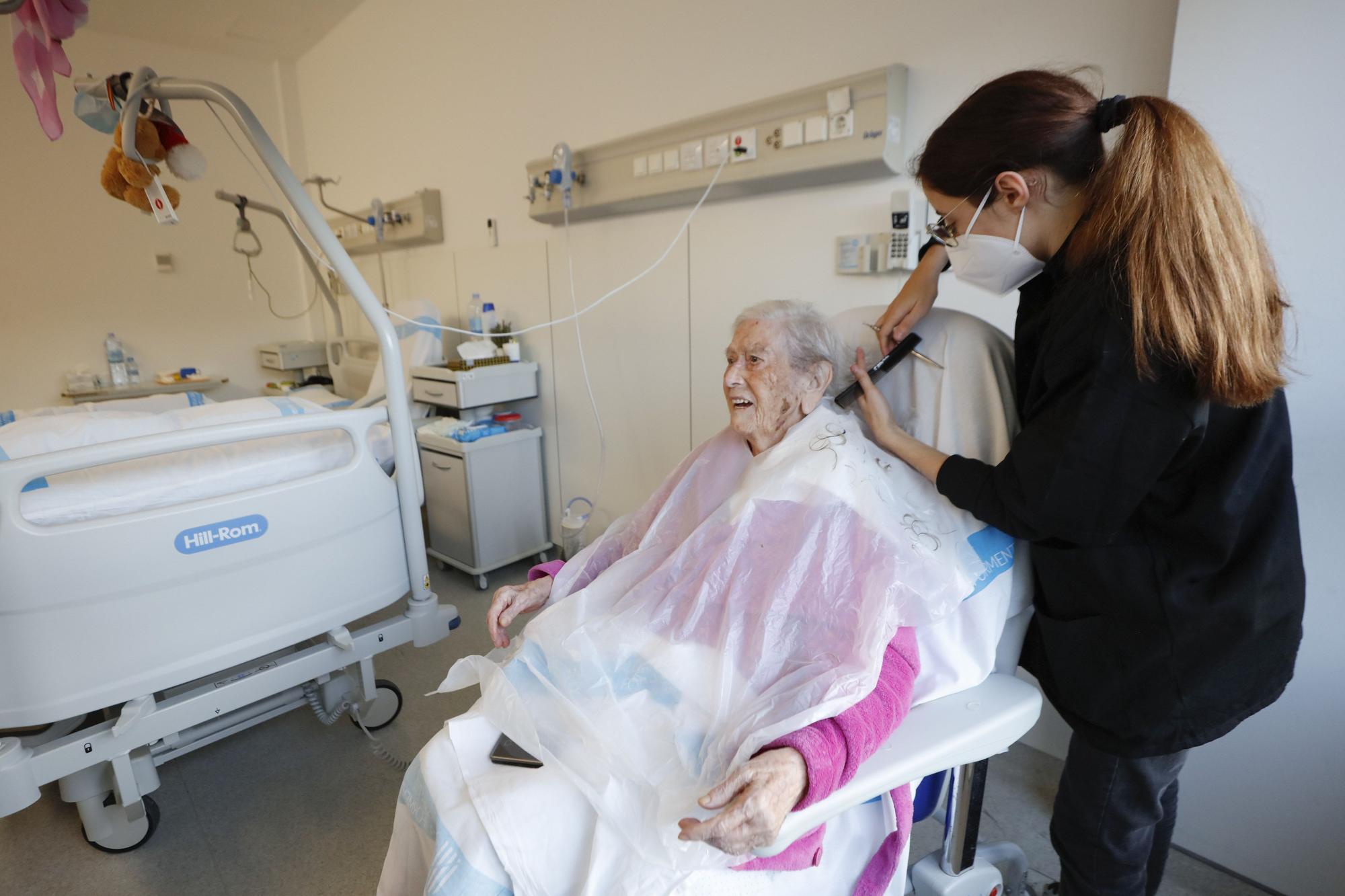 Las alumnas del IES Algarb cortan el pelo a pacientes ingresados en Can Misses