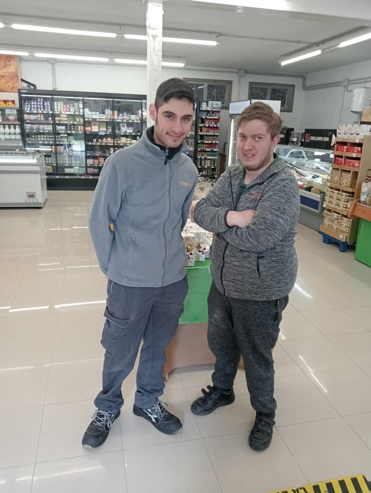 Por la izquierda, Oscar Fernández, dependiente en el supermercado de Campoastur-Otur y Jairo Lorences Rodríguez, dependiente en la sede Campoastur-Muñás