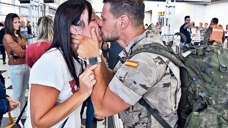 Uno de los soldados besa a su pareja antes de partir hacia Malí.