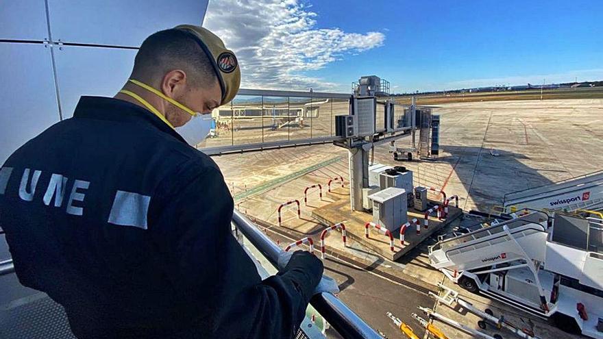 La UME desinfecta el aeropuerto de Manises