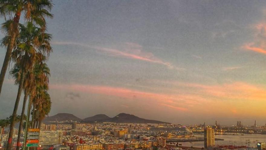 Vista de Las Palmas de Gran Canaria de noche, desde San Antonio