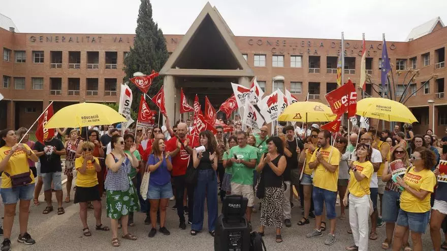 El profesorado de FP protesta ante Educación en el inicio de curso: "Se recortan horas clave, pero aumenta su trabajo burocrático"