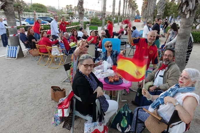 La Falla de Telefónica disfruta del Mundial en el Paseo Marítimo