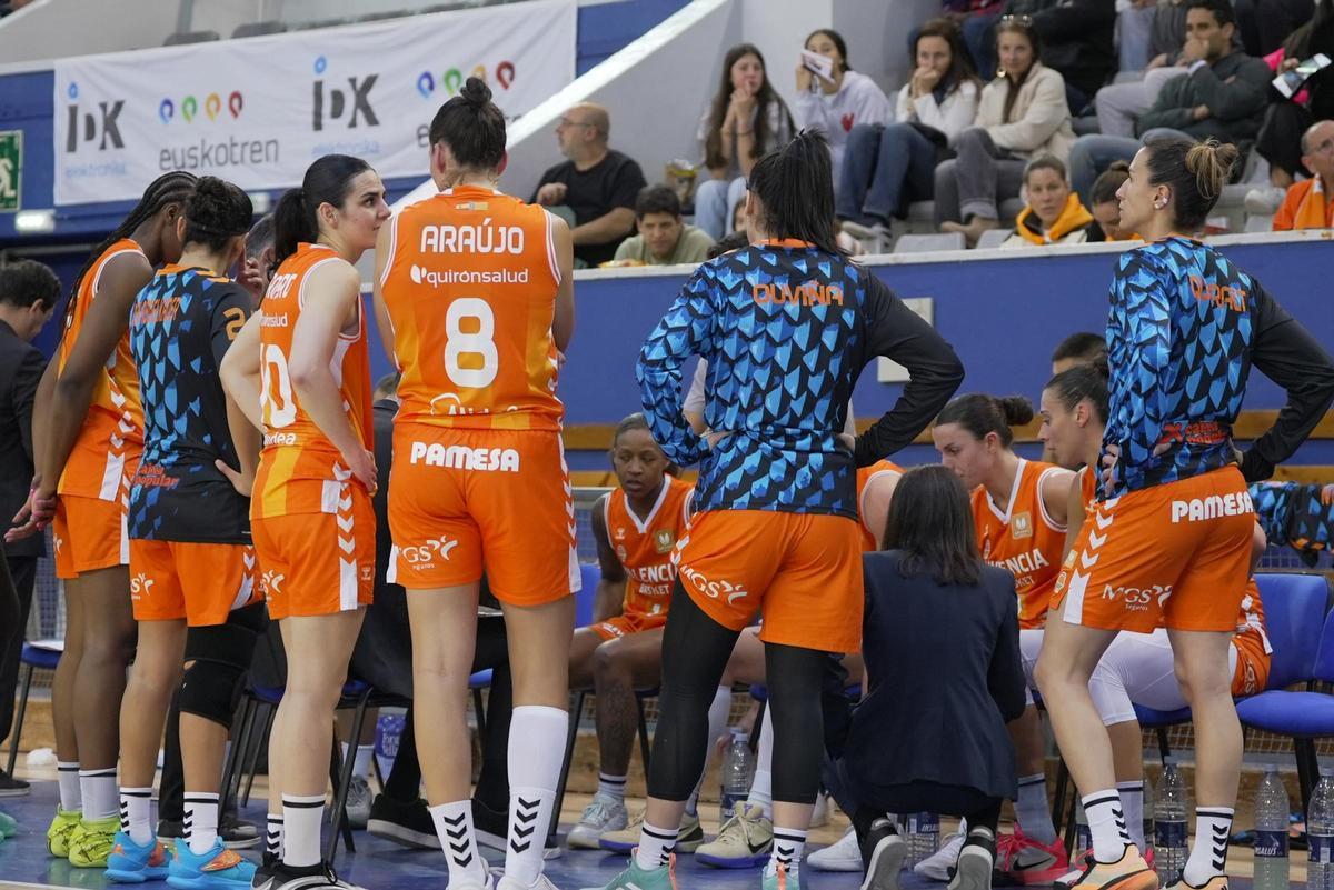 Las jugadoras taronja, en el banquillo en un tiempo muerto.