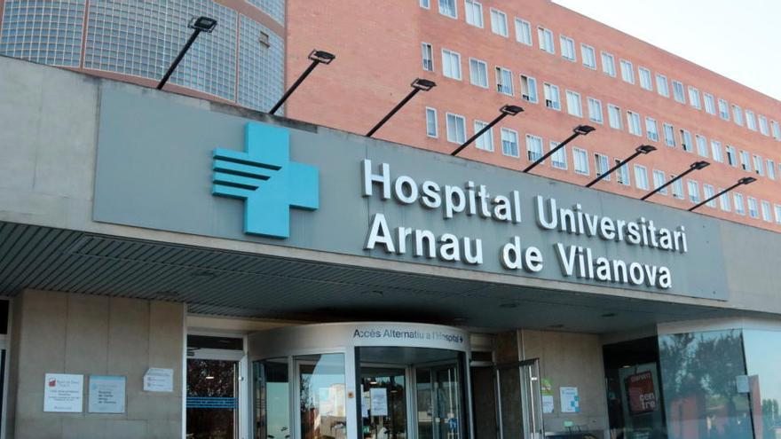 Imatge de la porta d&#039;accés a l&#039;Hospital Universitari Arnau de Vilanova de Lleida, el 6 de juliol del 2020