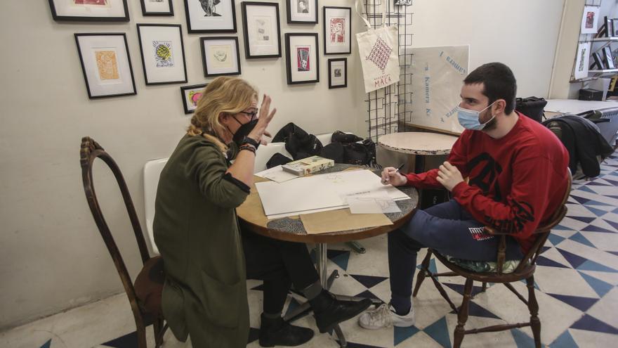 Una escuela gráfica de Alicante diseña una línea de camisetas con las ilustraciones de animales de Gonzalo, un joven con autismo