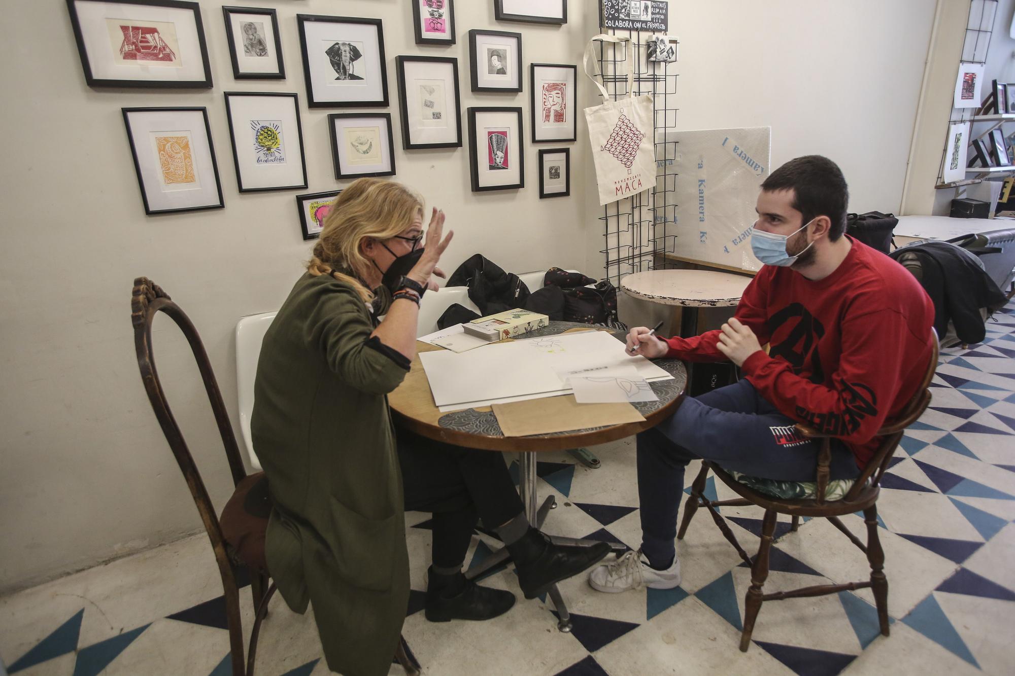 Una escuela gráfica de Alicante diseña una línea de camisetas con las ilustraciones de animales de Gonzalo, un joven con autismo